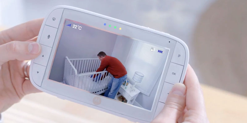 Motorola MBP50 Video Baby Monitor in the use - Bestadvisor