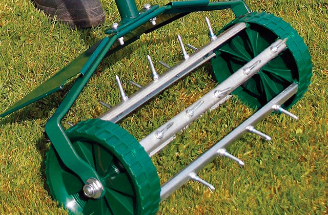 Best Lawn Aerators: Manual Models and Powered Machines  
